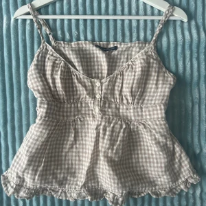 Brandy topp - Köpt på plick, använt men mycket fint skick! Köparen betalar för frakten och katt finns i hem 🏡 