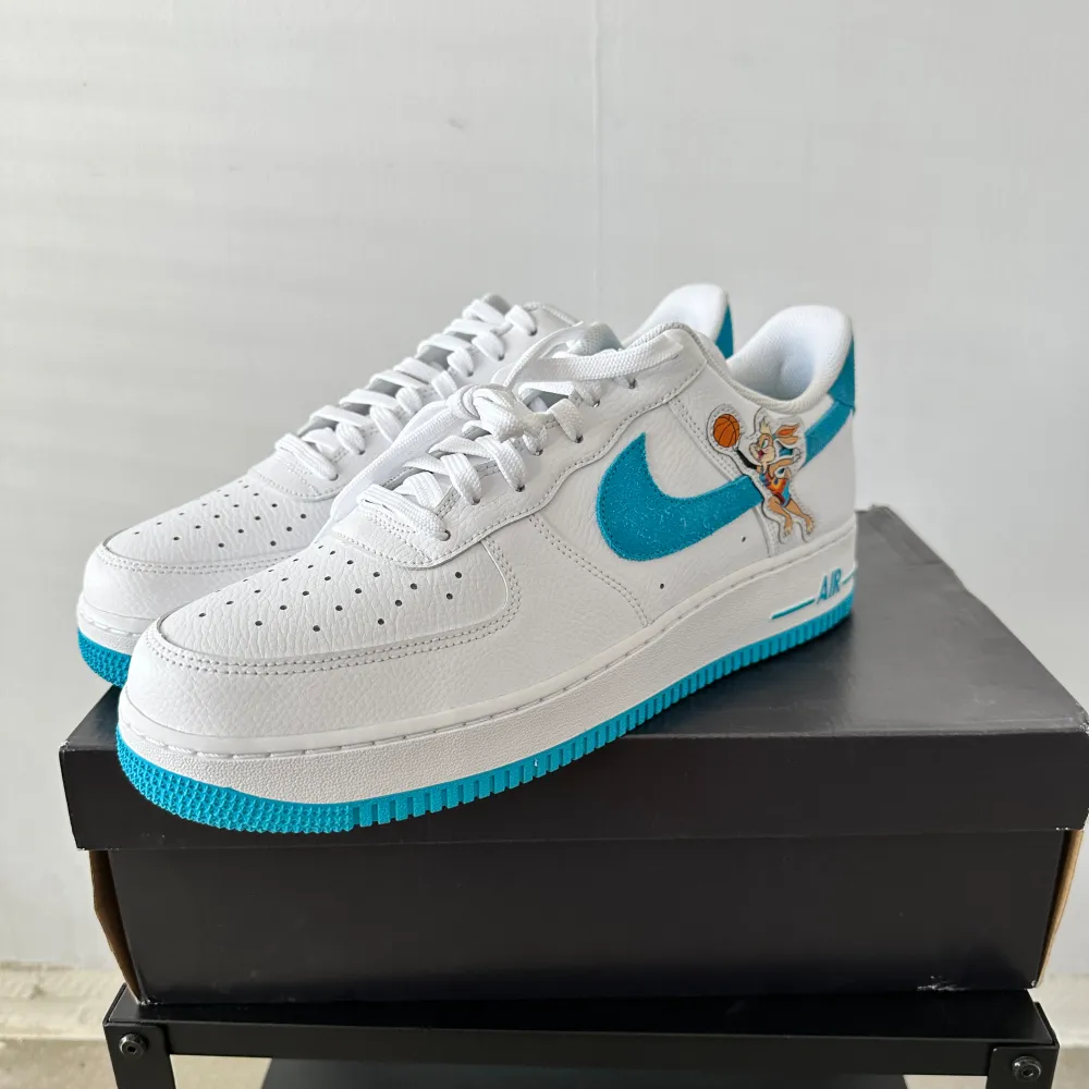 Space Jam Air Force 1 US12 EU 46 Brand new/Helt nya IF YOU NEED MEASUREMENTS OR YOU HAVE ANY QUESTION YOU CAN WRITE ME!. Skor.