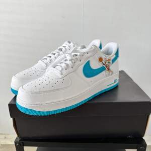 Space Jam Air Force 1 US12 EU 46 Brand new/Helt nya IF YOU NEED MEASUREMENTS OR YOU HAVE ANY QUESTION YOU CAN WRITE ME!