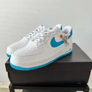 Air Force Space Jam - Space Jam Air Force 1 US12 EU 46 Brand new/Helt nya IF YOU NEED MEASUREMENTS OR YOU HAVE ANY QUESTION YOU CAN WRITE ME!