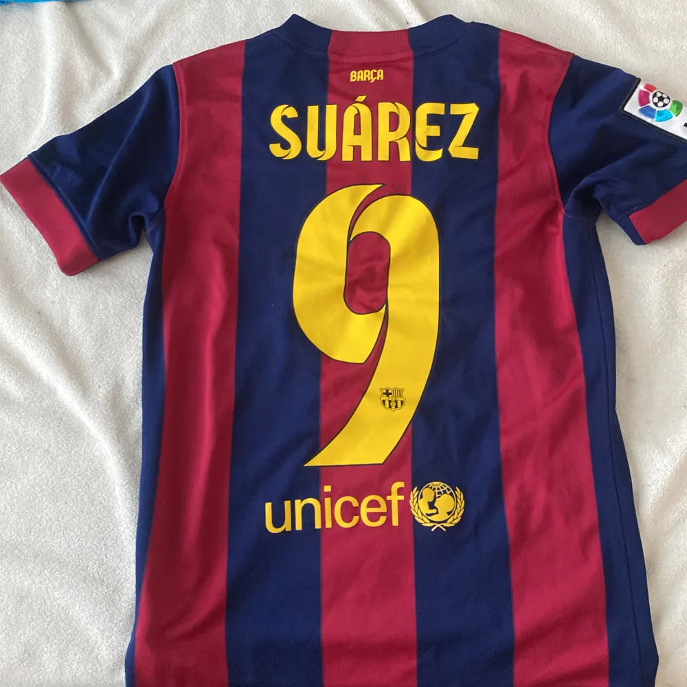 Bra skick! Säljer en äkta Barcelona Luiz Suarez tröja. Tröjan är M för åldern 10-12 år. . Sport & träning.