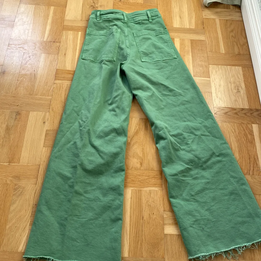 Zara, gröna jeans, väldigt bra skick och nästan aldrig använda💗, high waisted, använder inte längre💗, nypris 500. Jeans & Byxor.