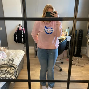 Volvo hoddie  - Använt 2 gånger, säljer den för att jag aldrig använder den, den är i ett väldigt fint skick. Hör gärna av er om ni har några frågor eller vill ha fler bilder. 250kr +frakt 