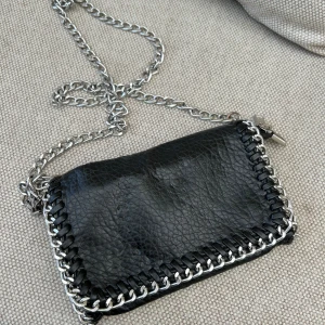 Tiamo väska - Säljer nu denna tiamo väskan som är köpt här på Plick. Den är i bra skick och har inga som helts defekter🫶🏼hör av er vid ex frågor