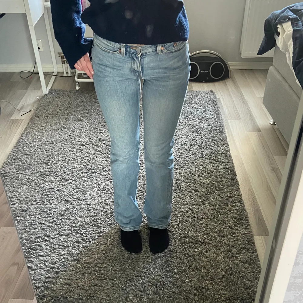 Blåa jeans från Weekday i modellen ”twig”. Storlek 25 och längd 32, jag är 165.. Jeans & Byxor.