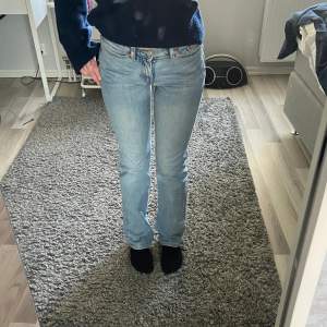 Blåa jeans från Weekday i modellen ”twig”. Storlek 25 och längd 32, jag är 165.