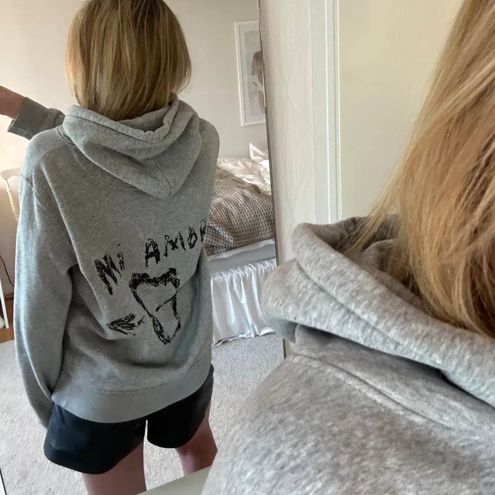Grå hoodie från Mira Paris med ”mi amore” på ryggen. Jättefint skick, originalpris 1400kr!. Hoodies.
