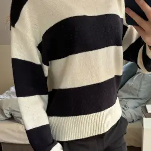 Säljer denna mysiga stickade tröjan från H&M då den inte kommer till användning Modellen på tröjan är oversized men jag ville ha en bättre passform därför är den i så liten storlek. Den är mörkblå/vit randig Storleken är XXS