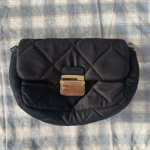 Väska utan skedja - Har använts några gånger för länge sedan❤️ Hittar ingen skedja till den❤️ 