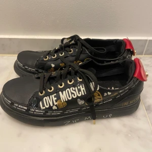 Moschino sneaker  - Knappt använda, väldigt bra skick. Skriv för frågor eller funderingar🥰