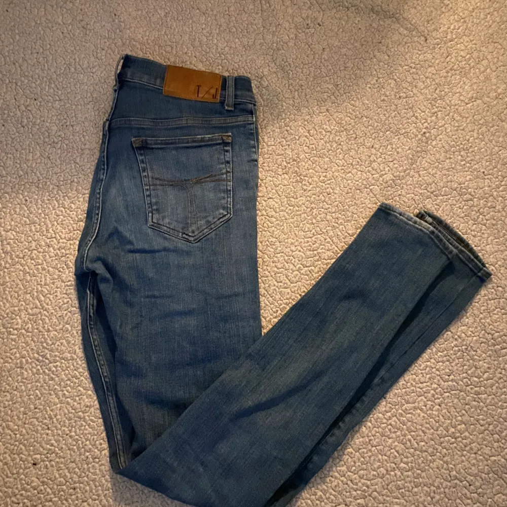 Säljer dessa fräna Tiger of Sweden jeans i slim fit passformen. Helt nya i prima skick✅. Nypris ca. 1600💪💪Hör av dig vid frågor😀😀👊👊. Jeans & Byxor.