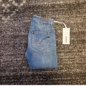 Dondup george  - Säljer mina dondup George för att de inte passar mig längre. Jätte trendiga jeans som är i storlek 29 Skicket på jeansen är även väldigt bra. Priset är ej hugget i sten. Skriv om ni vill ha mer bilder