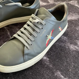 Axel arigato skor - Jätte fina Axel arigato skor. Använda 1 månad förra sommaren sen desss har det bara stått. Storlek 44. Men passar 43 och 44,5 skulle jag också säga!   Ny pris 2500kr  Kan gå ner i pris vid snabb affär annars kom med pris förslag!