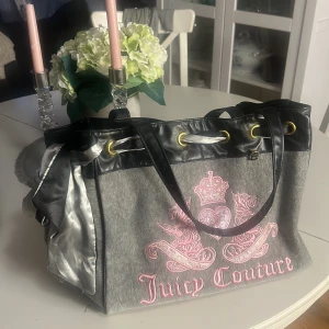 Väska - Juicy couture väska i bra skick. Väldigt rymlig och har många fickor