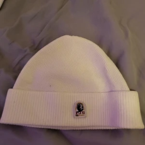 Parajumper mössa - Säljer nu min parajumper mössa då jag aldrig andvänder den, endast testad. Köpt på season i Jönköping för 900. Fet mössa och skitskön