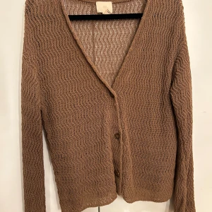 Kofta från h&m - En kofta från h&m köpt för 399 använd cirka ett par användningar i ett halvt år under sommaren. 