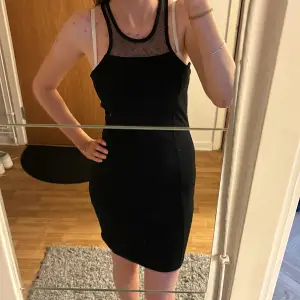 Säljer den här svarta klänningen! Den har ingen lapp eller någonting men skulle säga att det är storlek S-M💕💕