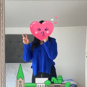 Blå stickad tröja - Säljer min kungsblåa stickade tröja då jag vuxit ifrån den. Tröjan är i väldigt bra skick! Nypris 209kr. Hör av dig om du undrar något💙🦋🦕