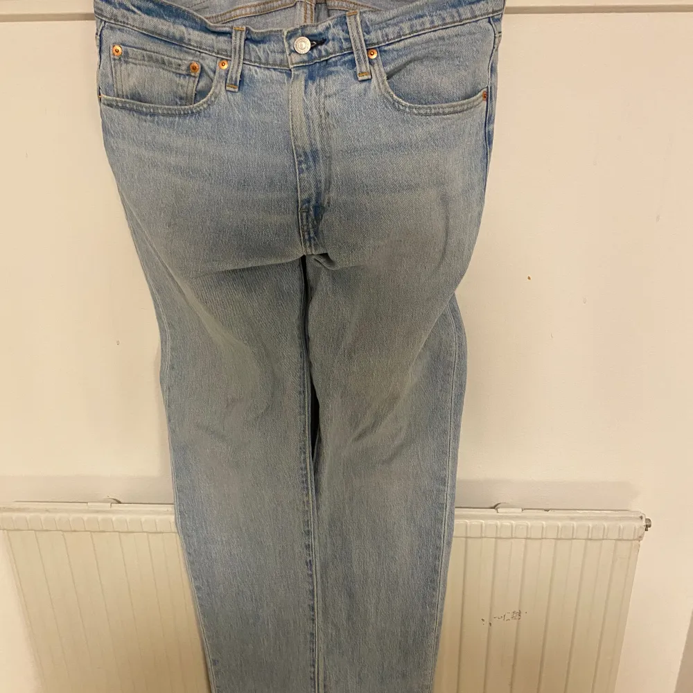 Nästintill aldrig använda, väldigt fin färg, straight fit . Jeans & Byxor.