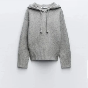 Stickad tröja - Säljer min stickade tröja från zara, använd två gånger och är i väldigt fint skick!!