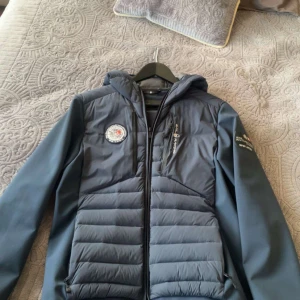 Sail racing jacka  - Storlek M, Jackan är i bra skick och modellen är sällsynt, säljer jackan för att den är för liten på mig