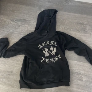 Akrly hoodie  - Säljer nu denna otroligt snygga hoodie då den inte passar längre storlek s/m 