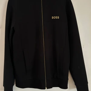 Boss tröja  - En oanvänd boss tröja som är köpt på nk i Stockholm. Så skicket på den är 10/10. Pris kan diskuteras.