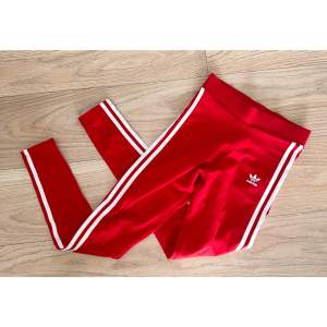 Röda leggings från Adidas i storlek 34. Finns en fläck på vänster sida fram. ❤️