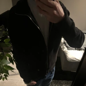 Stickad cardigan  - Stickad cardigan/ tröja. Storlek m. Ny skick 