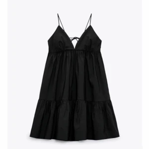 Zara svart klänning - ⚡️Zaras svarta miniklänning⚡️ Jättefin och grym till sommaren!🌸  Inga defekter alls, aldrig använd. Säljer pga att den va för liten.  Liten i storleken, storlek xs💫 (bra längd för mig 162)