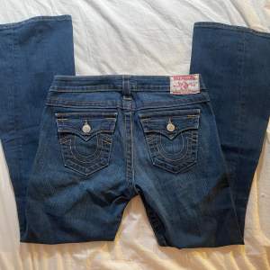 Supersnygga True Religon jeans i väldigt bra skick! Den är petit modell.  Midjemått: 38,5 cm.  Innerbenslängd: 73 cm. 🫶🏼