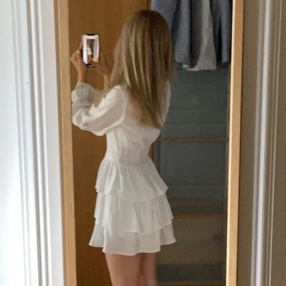 Intressekoll på min as snygga vita klänning från zara för något år sedan 💞 använd en gång, passar till både vardag och finare ☺️. Klänningar.