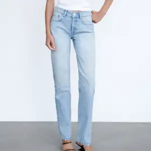 Jeansen ljusblå från Zara och är raka i benen och har medelhög midja. Storleken är 40 och tyvärr har jeansen ett litet hål men annars är de i bra skick. 
