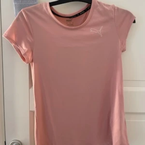 Träningströja - Fin träningströja i nyskick, härlig färg men kommer inte till användning 