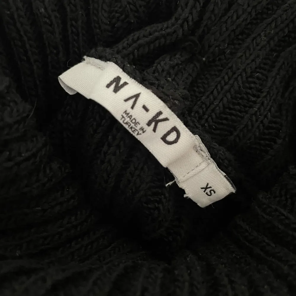 Snygg stickad svart tröja med långa ärmar och polo krage. Bra skick! Stl XS (oversize). Från NAKD.  . Stickat.