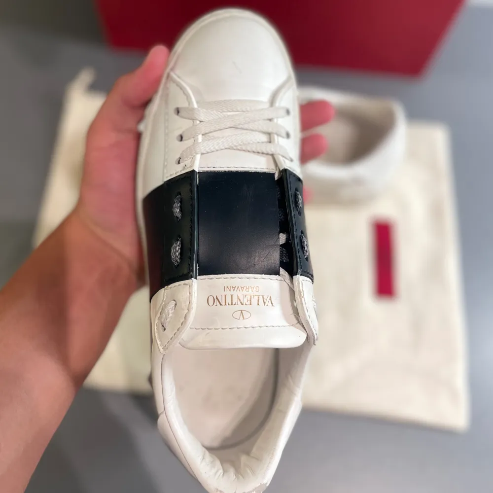 Hej! Säljer nu dessa sjukt snygga vita Valentino open skorna med en svart kontrastfärg. Jätte Fint skick. Storlek 35 men passar 0,5-1 storlek större. Tillkommer Box & kort. Kan frakta eller mötas upp i Kungälv. PM 📩för fler frågor/bilder :). Skor.