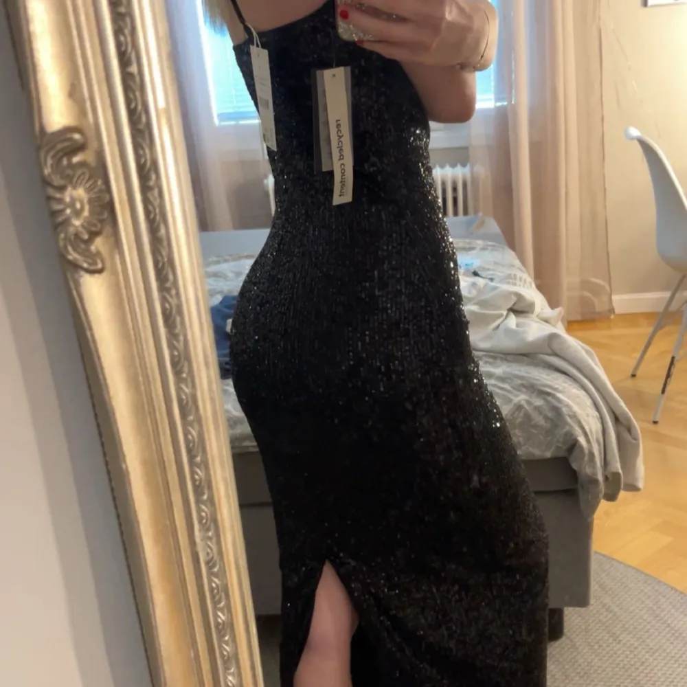 Jättefin glittrig långklänning från Nakd!Säljer då den inte passar mig, jag köpte den för 599kr. Skriv privat för fler bilder och info🩷 (aldrig använd, prislappen sitter kvar). Klänningar.