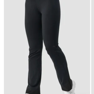 Flare leggings - Utsvängda teäningsthights ifrån ICIW! Svarta i storlek 36. Endast använda två gånger, nypris 799. 