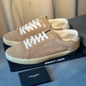 Saint Laurent  - Tja säljer nu dessa ysl skor i storlek 42,5. De brukar passa större 😇  Nypris 6799kr mitt pris 2600kr Skorna är i väldigt fint skick 🔥tveka inte på att höra av er vid eventuella frågor !