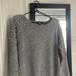 Grå tröja med pärlor ◻️ - PRIS KAN DISKUTERAS!!!  Säljer nu min tröja från bik bok då den inte är riktigt min ”stil”, använd 1-5 gånger , jättefin , sann till storlek 