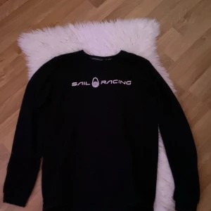 Sail racing sweatshirt  - Hej,👋 jag säljer denna på grund är för liten och har ingen användning av den. Storleken är 176 cm. Nypris är 599kr. Mitt pris är 300kr. Skriv om ni undrar någonting 