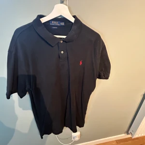 Ralp lauren piké  - Skit snygg ralp lauren piké. säljer pga ej användning. skick 4/5. nypris 1299, mitt pris 199kr