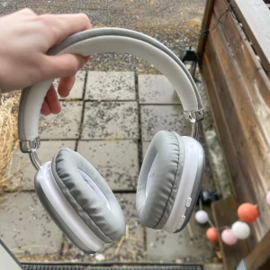 Trådlösa hörlurar  - Trådlösa Bluetooth-hörlurar (har även mikrofon). I gott skick utöver några mindre repor. Laddare medföljer.