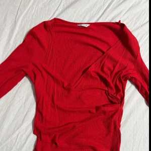 Fin långärmad röd tröja - Använd 1-2 ggr, från Cubus