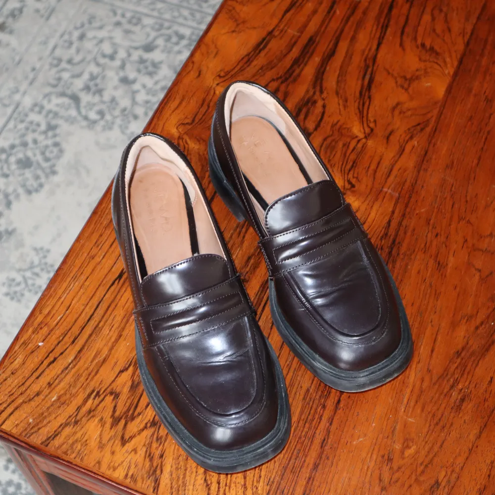 NEWD-Tamaris loafers i färgen mocca, storlek 36. Säljer pga för små. Använda 2 gånger.. Skor.