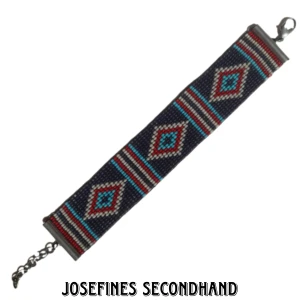 Flätat hippie pärlarmband - Flätat pärlarmband i jättefint mönster. Är justerbar och använt men fint skick. Skickar med brev, frakt blir 15 kr. Fri frakt vid köp av 3 eller fler smycken/accessoarer/smink prylar.