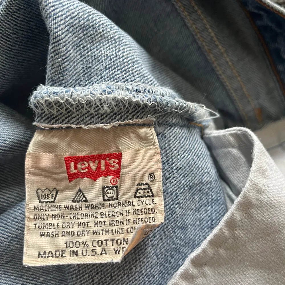Säljer dessa Levi’s jeans i modellen 501 o storleken W30 och L30 som inte kommer till användning längre💓. Jeans & Byxor.