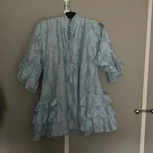 Sommar klänning - Superfin sommarklänning! Aldrig använd då den inte riktigt är min stil storlek 36 men passar även 38 då den är over size. Pris kan diskuteras 