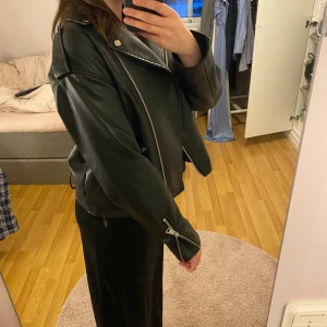 Skinnjacka  - Svart oversized skinnjacka i stl 36. Finns även ett bälte. Superfin men kommer sällan till användning.