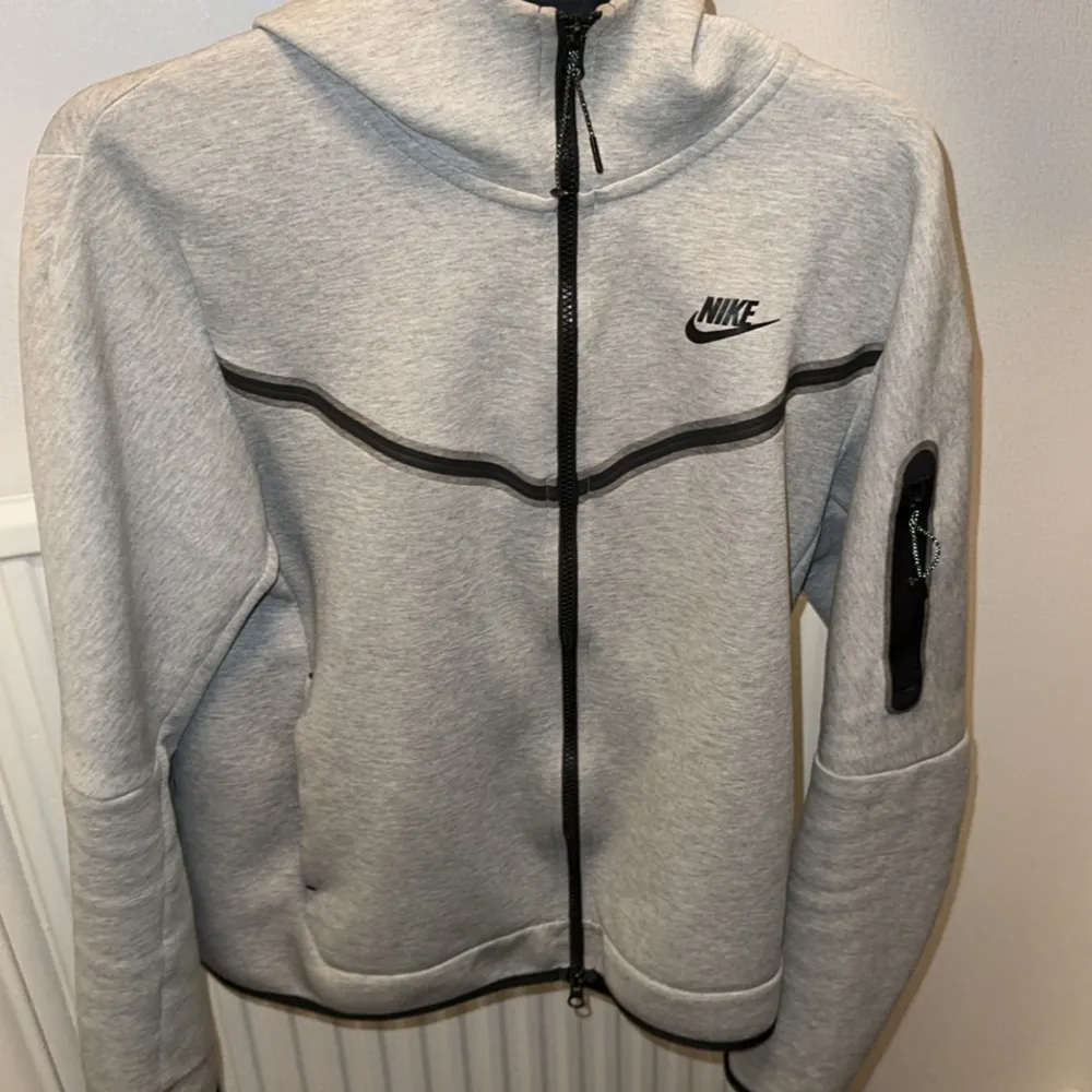 Tjena! Säljer en grå Nike tech fleece tröja i size M condition 8/10. Tröjor & Koftor.